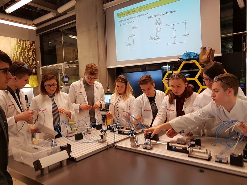 b_800_600_0_00_images_AKTUALNOSCI_jchroscicki_2018-02-28_Labor_Robot.jpg